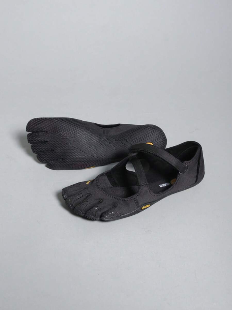 Split-Toe Five-Finger Training Shoes in black - front view